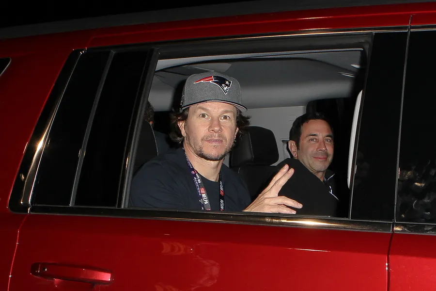 Mark Wahlberg (kiri) bakal main di MILES 22 © splashnews.com