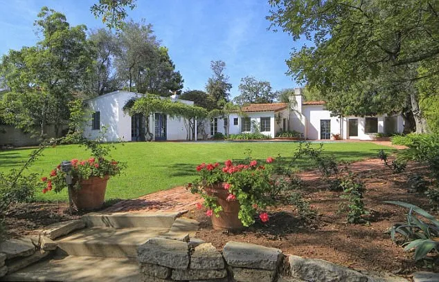 Tampak depan rumah tempat Marilyn ditemukan tak bernyawa © via Forbes