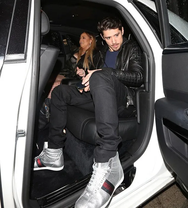 Mariah dinner bareng pacarnya © splashnews.com via dailymail.co.uk