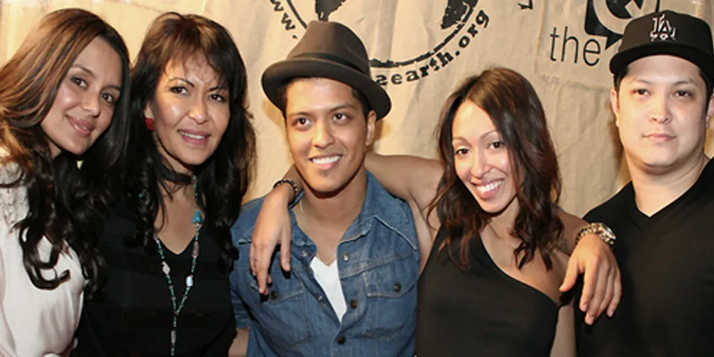 Bruno Mars dan keluarga