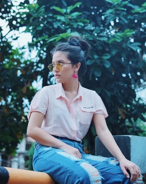 Marsha berpose dengan gaya busana retro yang kini sedang diminati. /©instagram.com/aruanmarsha