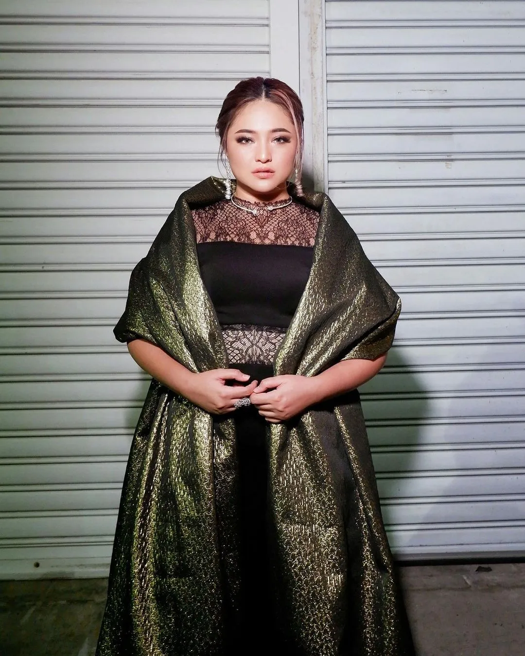 Marshanda tampak tegas dan elegan dengan penampilannya (Instagram/ marshanda99)