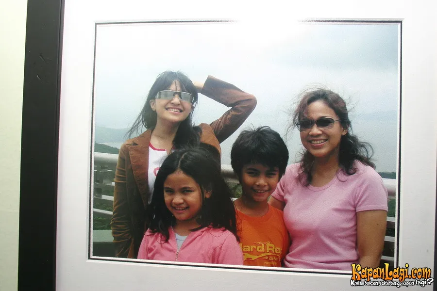 Marshanda saat kecil bersama keluarga © KapanLagi.com