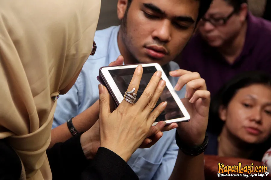 Riyanti Sofyat berjilbab memperlihatkan video Marshanda saat di rumah sakit © KapanLagi.com/Muhammad_Rasyad