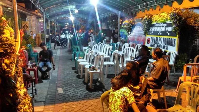 Suasana rumah duka mendiang martir Aloysius Bayu (Liputan6.com/Dhimas Prasaja)