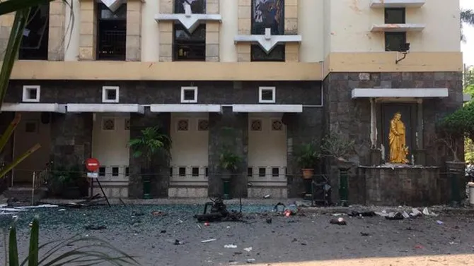 Puing-puing terlihat di halaman Gereja Santa Maria pascaledakan bom, Surabaya, Jawa Timur, Minggu (13/5). Dua orang tewas dan 13 orang menderita luka akibat ledakan di Gereja Santa Maria. (AP/Trisnadi)