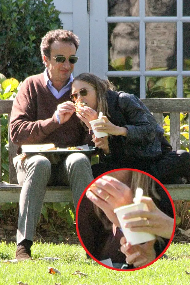 Pakai cincin emas yang sama, benarkah keduanya telah resmi menikah? @ dailymail.co.uk