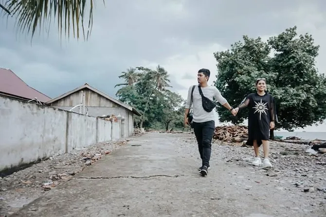 Evi dan suami (credit: instagram.com/evi_masamba_real)