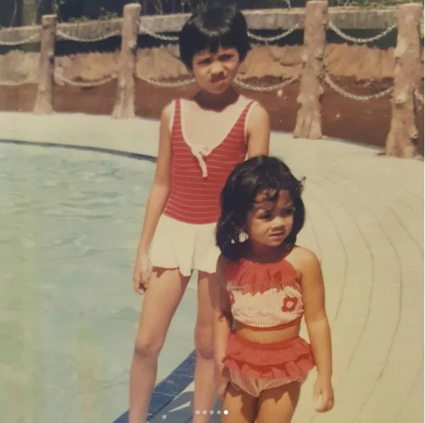Kekompakan Masayu dan sang kakak berpose di dekat kolam renang. /©instagram.com/masayuanastasia
