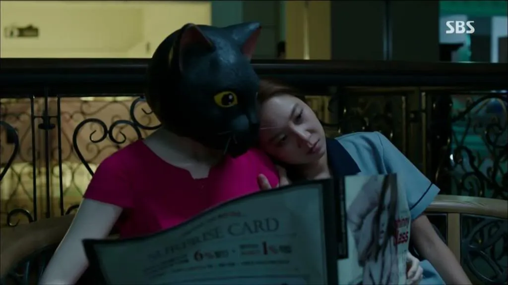 Gong Hyo Jin memeluk manekin berkepala kucing dalam Master's Sun episode 2. ©SBS