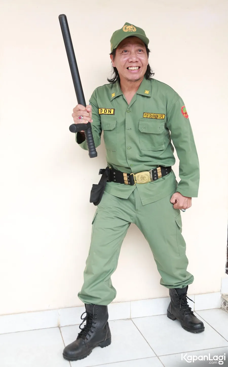 Mastur jadi seorang hansip yang mata duitan. ©KapanLagi.com/Muhammad Akrom Sukarya