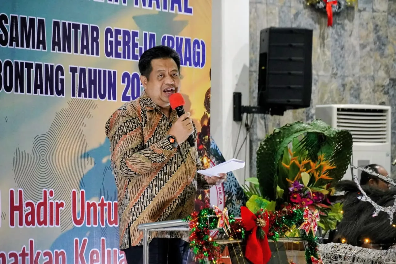 Staf Ahli Pembangunan Kemasyarakatan dan SDM, Anwar Sadat, menyampaikan langsung pesan damai tersebut kepada umat Kristiani yang hadir dalam Perayaan Natal BKAG 2025. (istimewa)