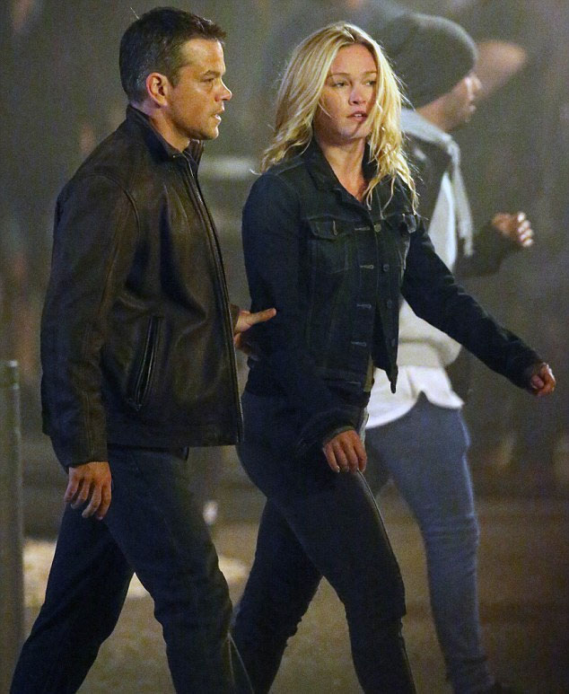 Matt Damon dan Julie Stilles saat syuting BOURNE di Spanyol baru-baru ini. ©Splashnews.com
