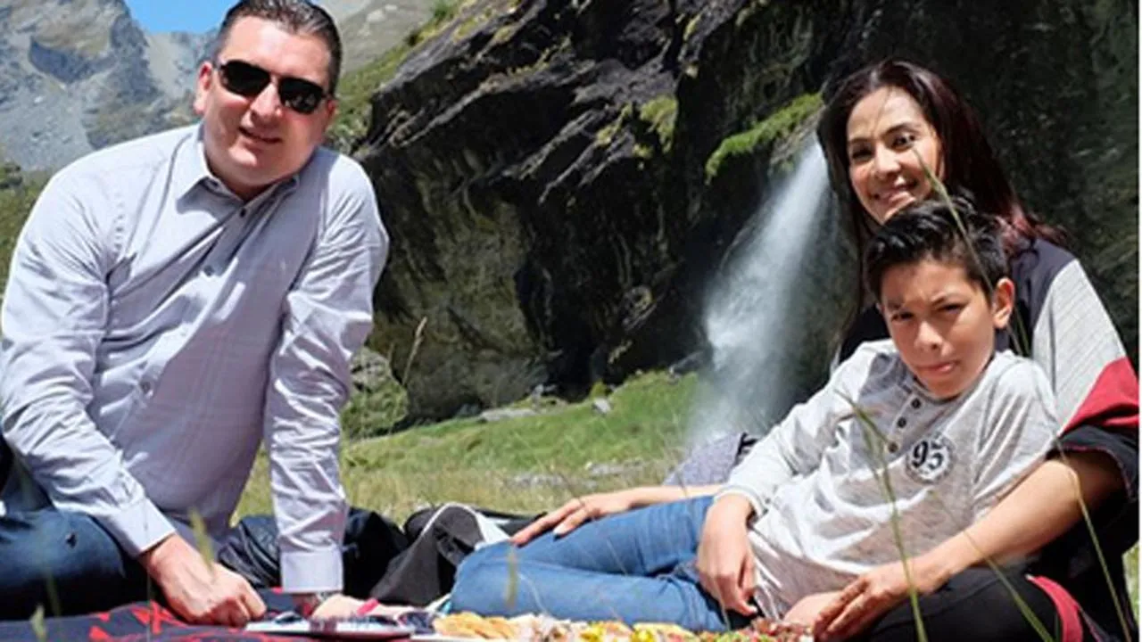 Maudy Koesnaedi bersama suami dan anak. (credit: instagram.com/maudykoesnaedi)