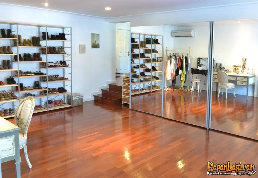 Intip Walk In Closet Maudy Ayunda Putih Bersih Dan Nyaman