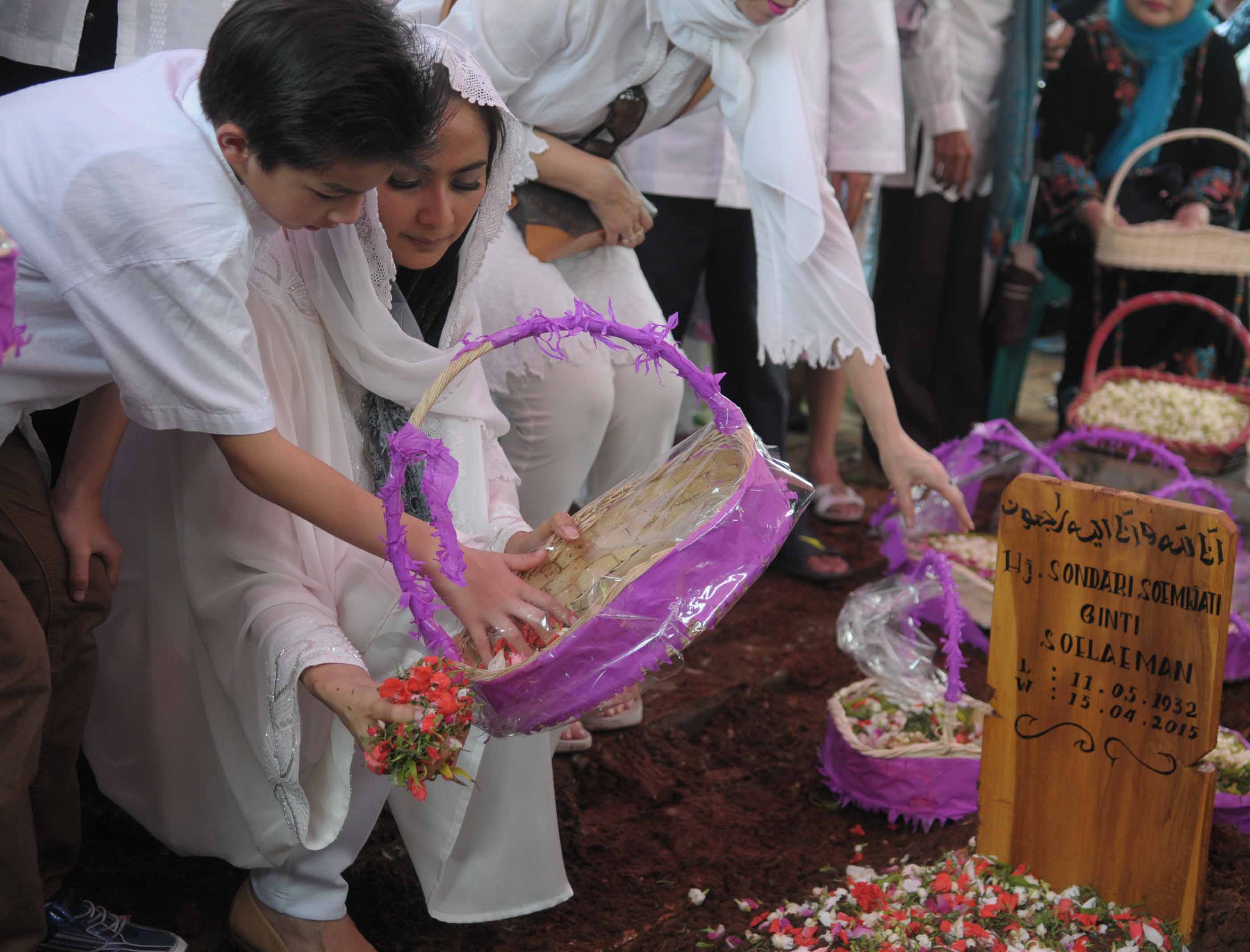 Maudy dan keluarga menguburkan almarhum Sondari Soemijati. ©KapanLagi.com®/Bayu Herdianto