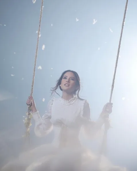 Bagaikan bidadari, ini penampilan Maudy Ayunda dalam balutan gaun putih yang indah. /©instagram.com/maudyayunda