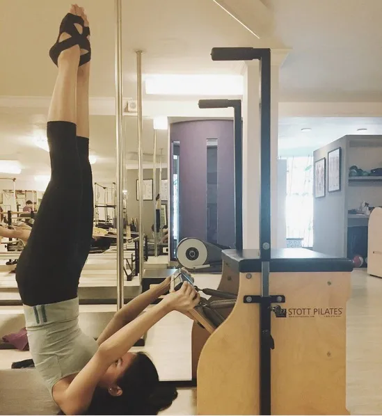 Kece! Pose jungkir balik Maudy Ayunda saat lakuran olahraga. /©instagram.com/maudyayunda