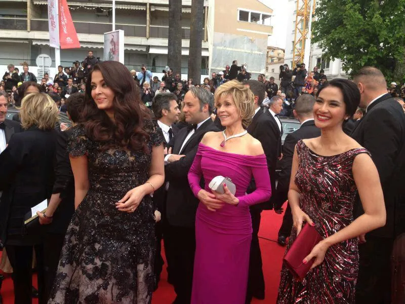 Maudy berjalan di red carpet bersama aktris internasional, 