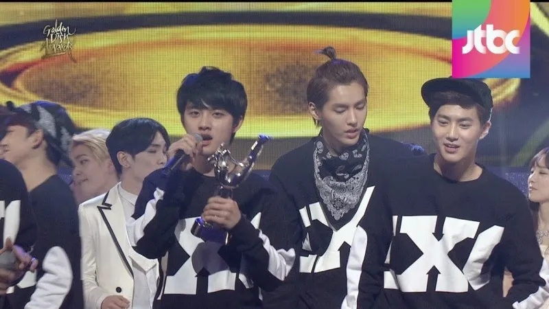 EXO saat menerima Daesang Award @soompi.com