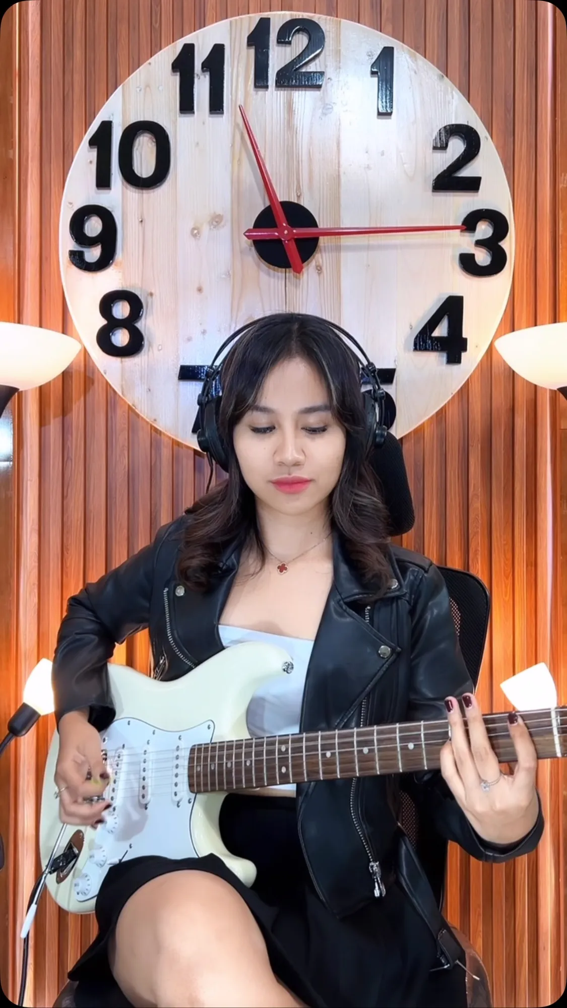 Bagikan Video Main Gitar Listrik