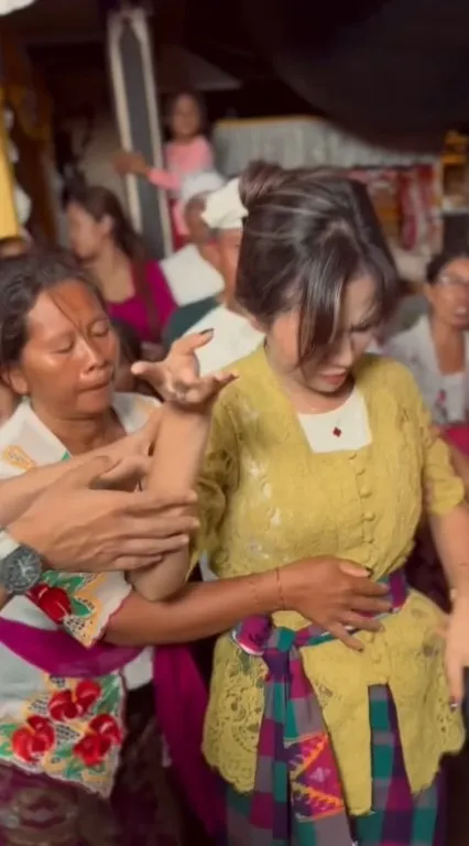 Detik-detik Mayang Lucyana Menari dan Pingsan (Credit: Instagram/tanahairbetattv)