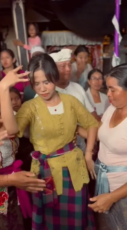 Detik-detik Mayang Lucyana Menari dan Pingsan (Credit: Instagram/tanahairbetattv)