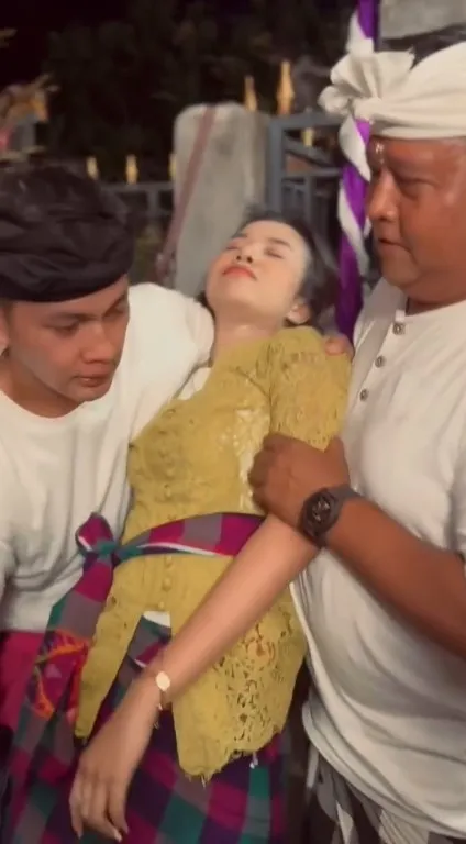 Detik-detik Mayang Lucyana Menari dan Pingsan (Credit: Instagram/tanahairbetattv)