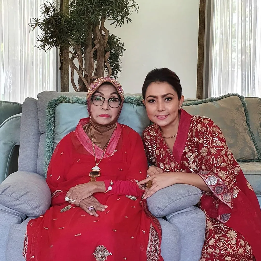 instagram.com/mayangsaritrihatmodjoreal