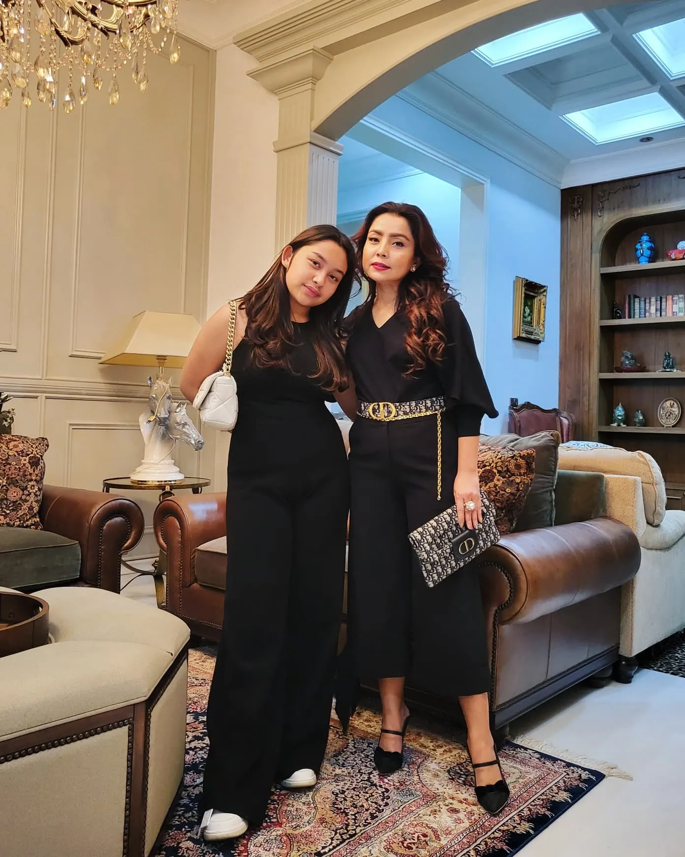 (credit: instagram.com/mayangsari_official)