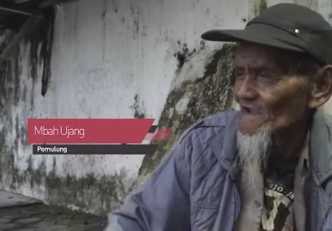 Mbah Ujang, kakek pemulung berusia seabad yang mahir 5 bahasa © brilio.net