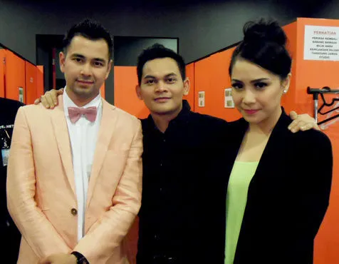 Mbah Mijan (tengah) sebut Rano Karno terkena serangan gaib. ©KapanLagi.com®