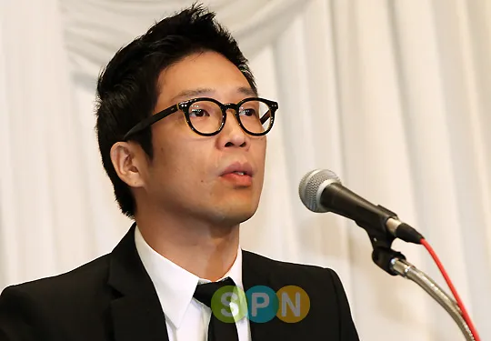 MC Mong saat menjelaskan tentang skandal wajib militernya © SPN