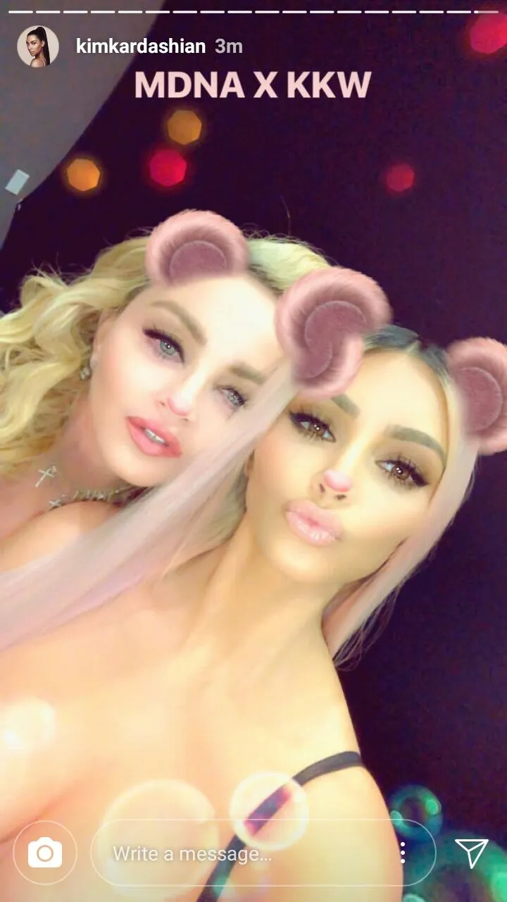 Tampaknya Kim mulai mengajari Madonna cara bersnapchat. instagram.com/kimkardashian