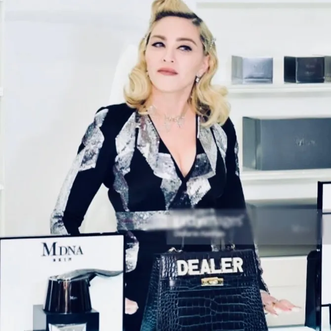 Fashion statement Madonna yang selalu menawan. instagram.com/madonna