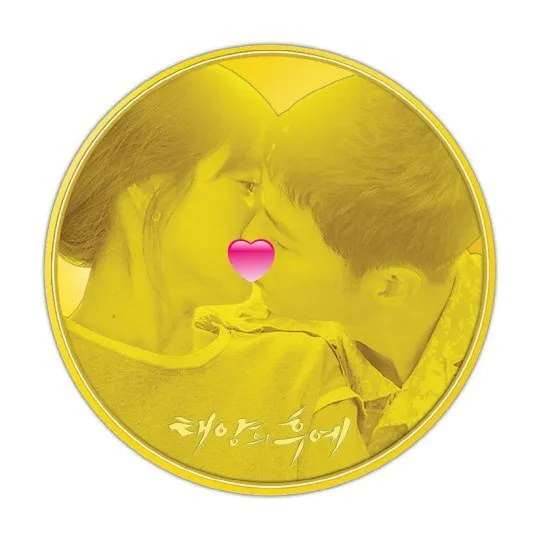 Medali dengan adegan ciuman Yoo Si Jin dan Kang Mo Yeon © Solip Ent