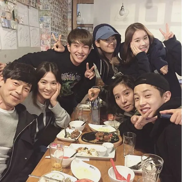 Reuni tim medis DOTS yang diunggah Onew © instagram.com/dlstmxkakwldrl