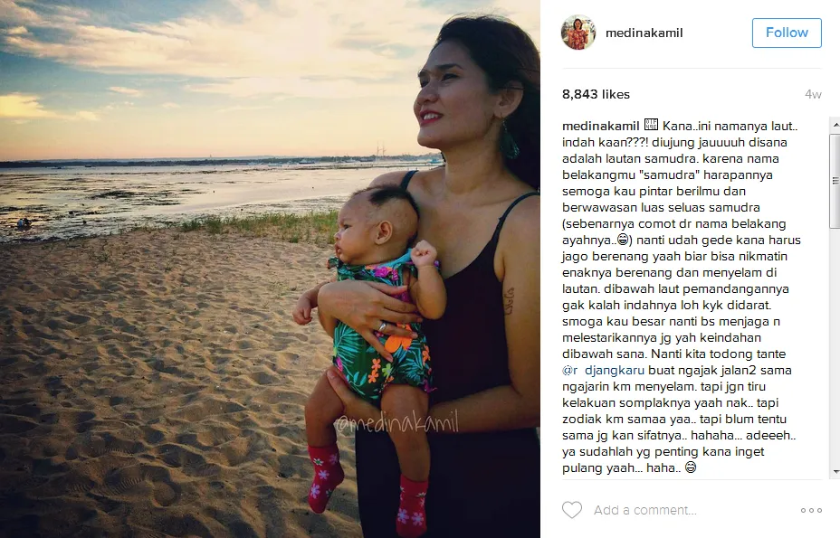 Medina kenalkan putrinya pada laut untuk pertama kali © Instagram/medinakamil