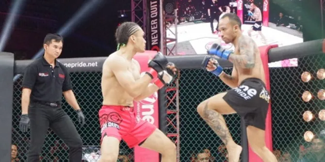 Randy Pangalila melawan Fajar Ibel