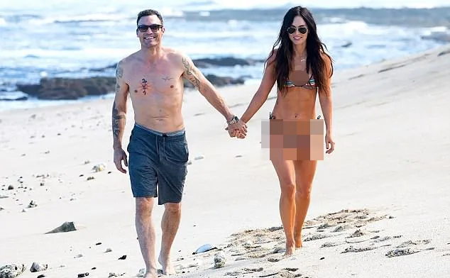 Megan dan Brian nikmati liburan di pantai Hawaii © BackGrid via dailymail.co.uk
