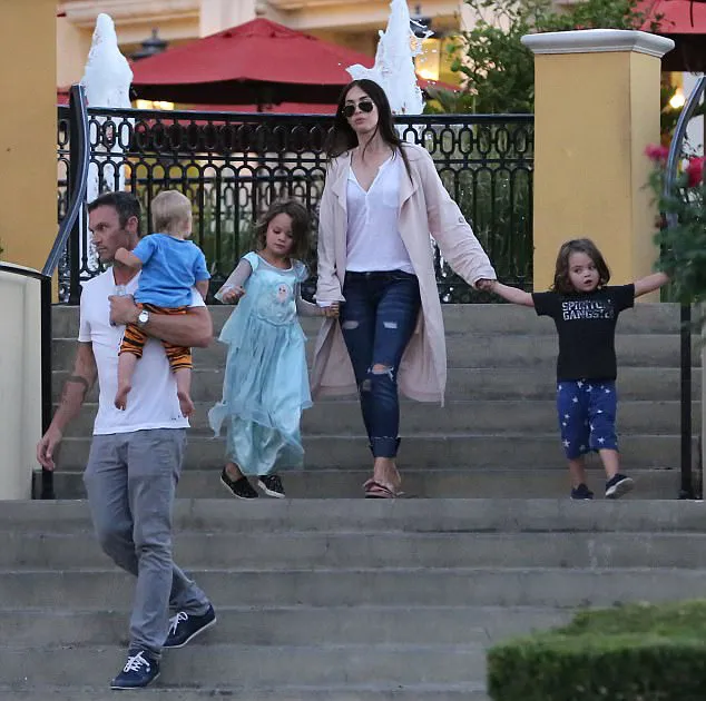 Megan bersama suami dan ke-3 anaknya © dailymail.co.uk