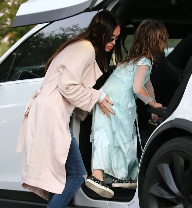 Noah lagi-lagi muncul dengan memakai dress FROZEN-nya © dailymail.co.uk