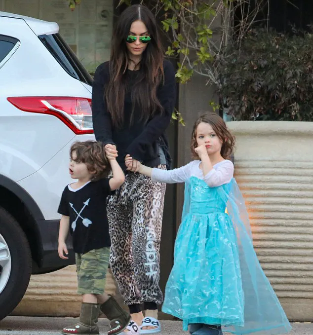 Inilah kali pertama Noah muncul memakai dress Elsa FROZEN © dailymail.co.uk