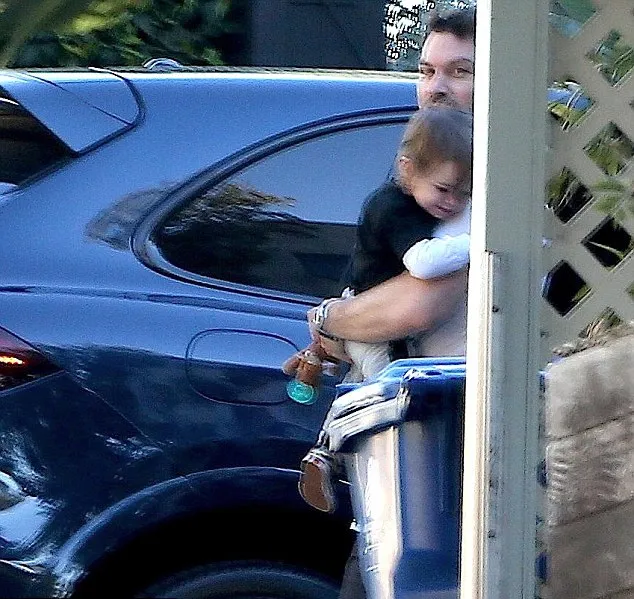 Noah dalam gendongan ayahnya @ dailymail.co.uk