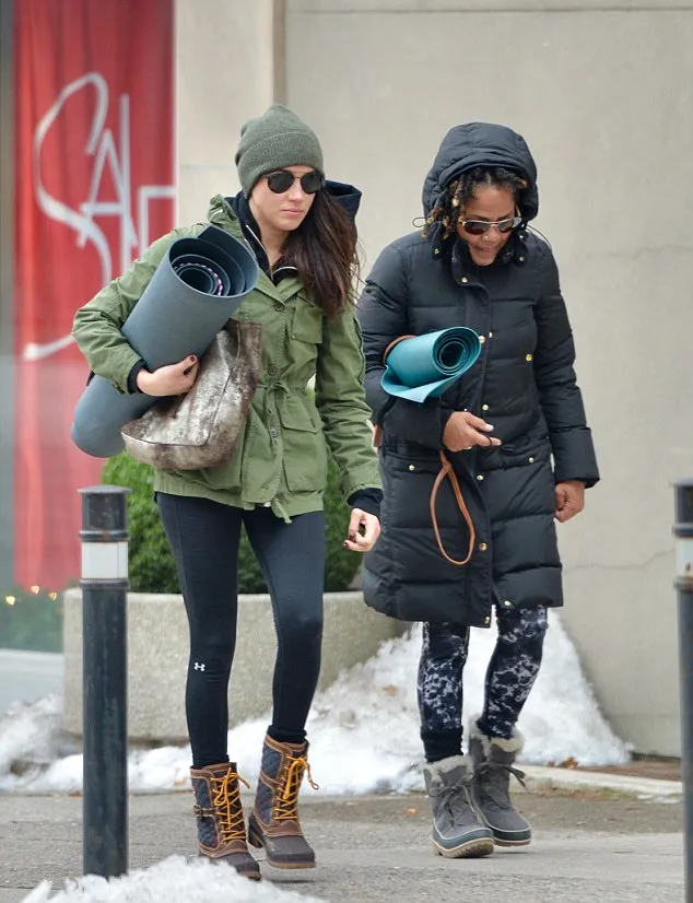 Pantesan Meghan tetap cantik, meski udara dingin ia tetap meluangkan waktu mengikuti kelas yoga. © dailymailcouk