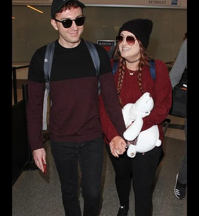 Meghan Trainor kembali tertangkap kamera berjalan bersama dengan sang kekasih, Daryl Sabara © instagram.com/ruetheday95