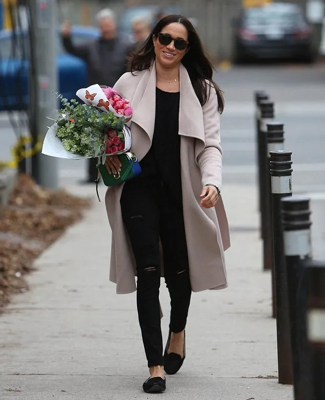 Suasana hati Meghan tampaknya sedang berbunga-bunga © dailymail.co.uk