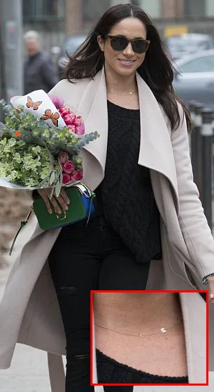 Inikah kalung tanda cinta Meghan pada Harry? © dailymail.co.uk