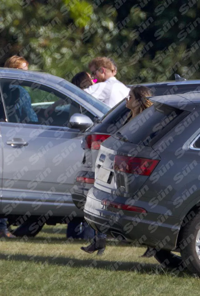 Perdana! Harry dan Meghan ciuman di depan umum © thesun.co.uk