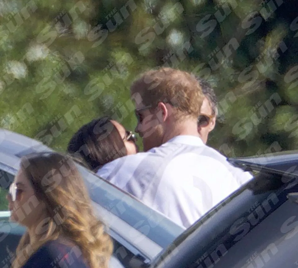 Ciuman Meghan menjadi support untuk Harry © thesun.co.uk